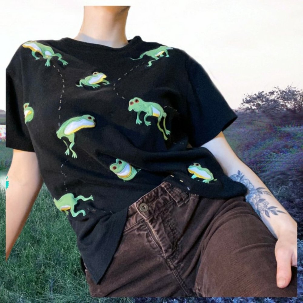 Embroidered and beaded froggy tee!